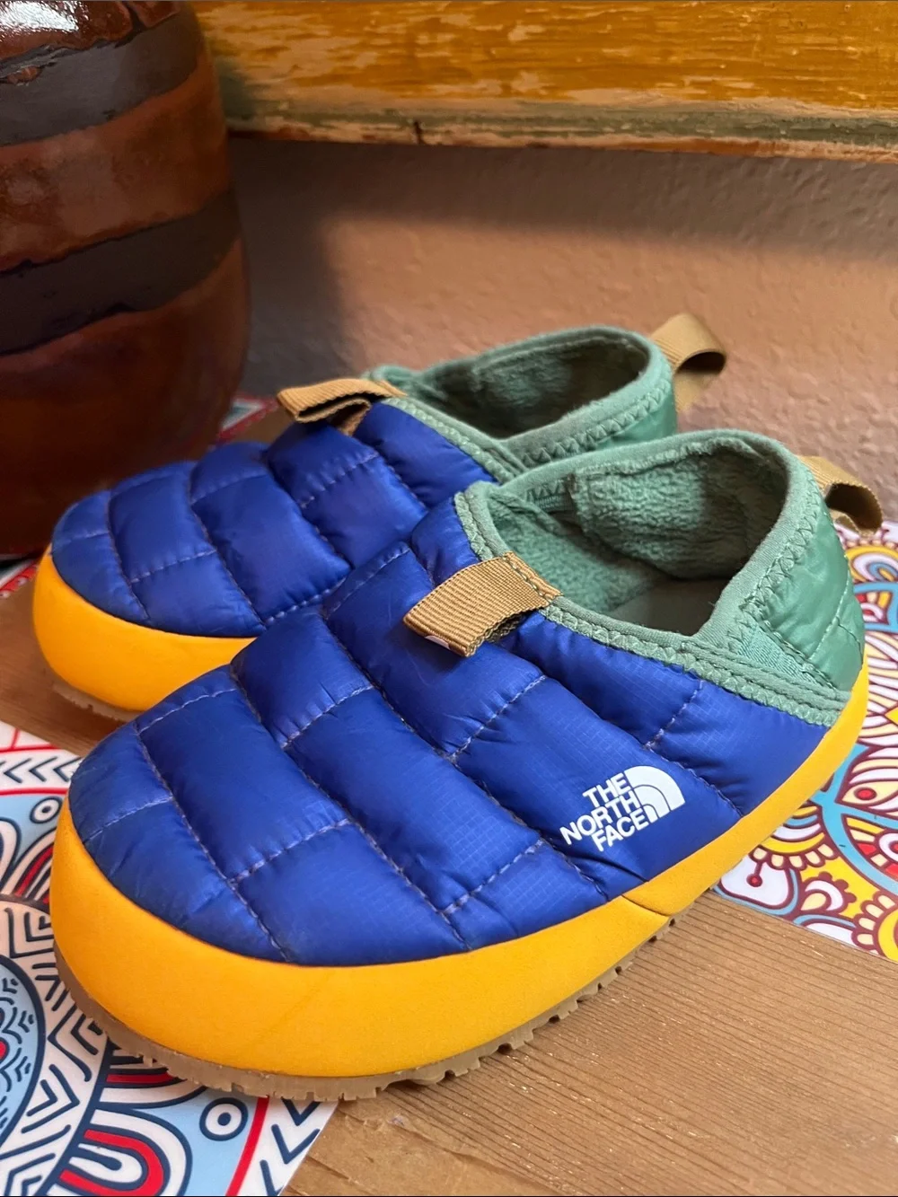 The North Face Kids Blue Quilted Slip-On Slippers with Yellow Sole Sz 10